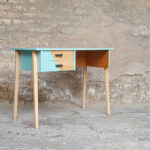 Bureau vintage et sa chaise casala en bois, pieds compas