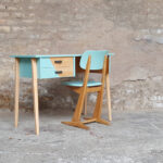Bureau vintage et sa chaise casala en bois, pieds compas