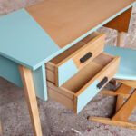 Bureau vintage et sa chaise casala en bois, pieds compas