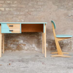 Bureau vintage et sa chaise casala en bois, pieds compas