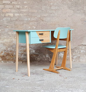 Bureau vintage et sa chaise casala en bois, pieds compas