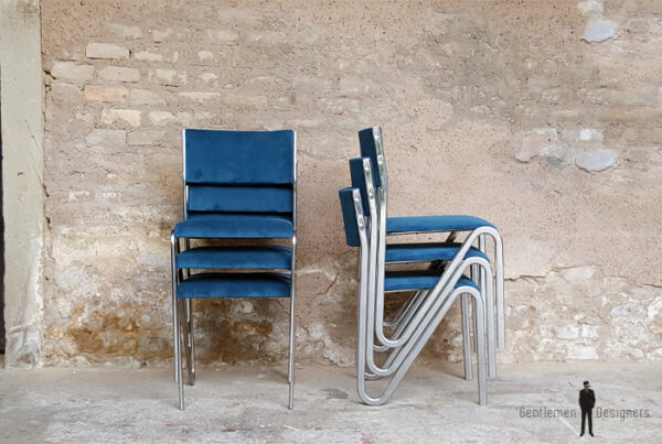 Chaises vintage en velour bleu et pieds métal