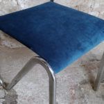 Chaises vintage en velour bleu et pieds métal