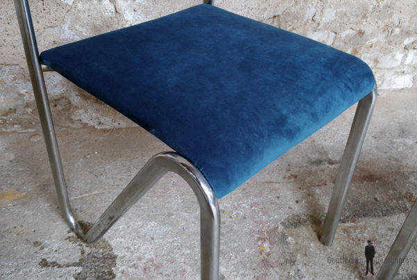 Chaises vintage en velour bleu et pieds métal