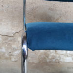 Chaises vintage en velour bleu et pieds métalv