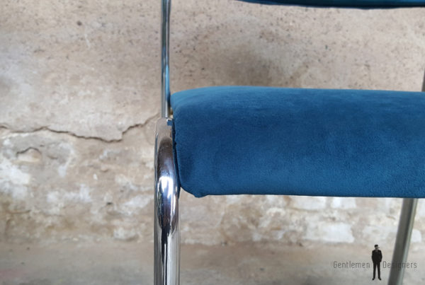 Chaises vintage en velour bleu et pieds métalv