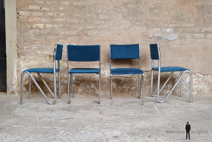 Chaises vintage en velour bleu et pieds métal