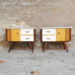 Paire de chevet vintage style scandinave tiroirs et porte teck bois clair blanc gentlemen designers pieds compas
