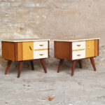 Paire de chevet vintage style scandinave tiroirs et porte teck bois clair blanc gentlemen designers pieds compas
