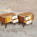Paire de chevet vintage style scandinave tiroirs et porte teck bois clair blanc gentlemen designers pieds compas