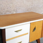 Paire de chevet vintage style scandinave tiroirs et porte teck bois clair blanc gentlemen designers pieds compas