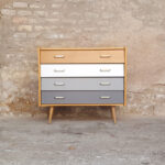 Commode vintage en bois gentlemen designers blanc gris chene scandinave