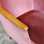 Fauteuil vintage velours, nuances rose, pieds compas