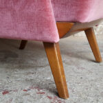 Fauteuil vintage velours, nuances rose, pieds compas
