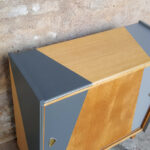 Meuble d’appoint vintage en bois, motifs graphique gris