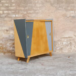 Meuble d’appoint vintage en bois, motifs graphique gris gentlemen designers