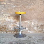 Tabouret haut vintage de bar haut, assise skaï jaune gentlemen designers