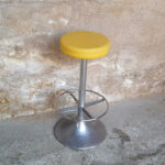 Tabouret haut vintage de bar haut, assise skaï jaune gentlemen designers