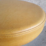 Tabouret haut vintage de bar haut, assise skaï jaune gentlemen designers