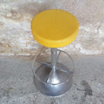 Tabouret haut vintage de bar haut, assise skaï jaune gentlemen designers