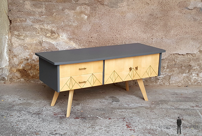 Meuble bas vintage TV gris, motifs graphiques pyrogravés