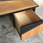 Bureau vintage noir et bois, graphique, pieds compas gentlemen designers