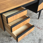 Bureau vintage noir et bois, graphique, pieds compas gentlemen designers