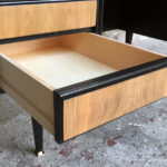 Bureau vintage noir et bois, graphique, pieds compas gentlemen designers