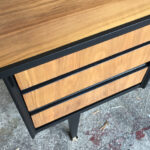 Bureau vintage noir et bois, graphique, pieds compas gentlemen designers