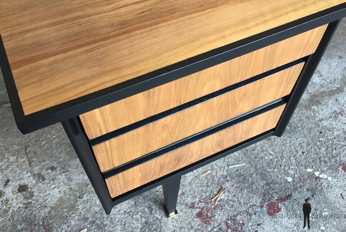 Bureau vintage noir et bois, graphique, pieds compas gentlemen designers