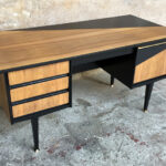 Bureau vintage noir et bois, graphique, pieds compas gentlemen designers