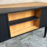 Bureau vintage noir et bois, graphique, pieds compas gentlemen designers