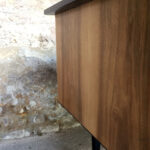 Bureau vintage noir et bois, graphique, pieds compas gentlemen designers