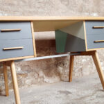Bureau vintage graphique, gris et vert, pieds compas, bois gentlemen designers
