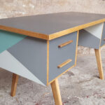 Bureau vintage graphique, gris et vert, pieds compas, bois gentlemen designers
