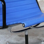 Fauteuil vintage bleu estampillé, EA116, EAMES, Herman Miller gentlemen designers icon design
