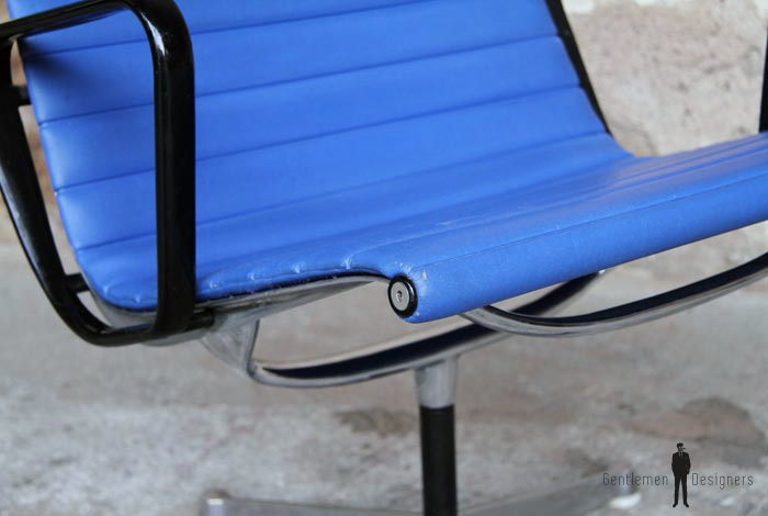 Fauteuil vintage bleu estampillé, EA116, EAMES, Herman Miller gentlemen designers icon design