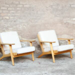 Fauteuil, chauffeuse vintage Hans Wegner, scandinave GENTLEMEN DESIGNERS // Mobilier vintage. Designers danois. Danemark. Design. Tissus bois clair chene estampillage