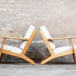 Fauteuil, chauffeuse vintage Hans Wegner, scandinave GENTLEMEN DESIGNERS // Mobilier vintage. Designers danois. Danemark. Design. Tissus bois clair chene estampillage