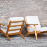 Fauteuil, chauffeuse vintage Hans Wegner, scandinave GENTLEMEN DESIGNERS // Mobilier vintage. Designers danois. Danemark. Design. Tissus bois clair chene estampillage