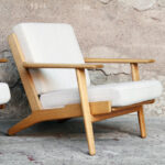 Fauteuil, chauffeuse vintage Hans Wegner, scandinave GENTLEMEN DESIGNERS // Mobilier vintage. Designers danois. Danemark. Design. Tissus bois clair chene estampillage