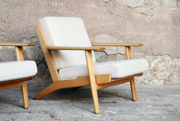 Fauteuil, chauffeuse vintage Hans Wegner, scandinave GENTLEMEN DESIGNERS // Mobilier vintage. Designers danois. Danemark. Design. Tissus bois clair chene estampillage