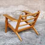 Fauteuil, chauffeuse vintage Hans Wegner, scandinave GENTLEMEN DESIGNERS // Mobilier vintage. Designers danois. Danemark. Design. Tissus bois clair chene estampillage