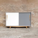 Meuble buffet vintage relooké bois, pieds compas, blanc gris clair gentlemen designers années 60 scandinave vaisselier enfilade