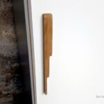 Meuble buffet vintage relooké bois, pieds compas, blanc gris clair gentlemen designers années 60 scandinave vaisselier enfilade