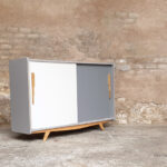 Meuble buffet vintage relooké bois, pieds compas, blanc gris clair gentlemen designers années 60 scandinave vaisselier enfilade