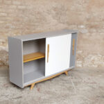 Meuble buffet vintage relooké bois, pieds compas, blanc gris clair gentlemen designers années 60 scandinave vaisselier enfilade