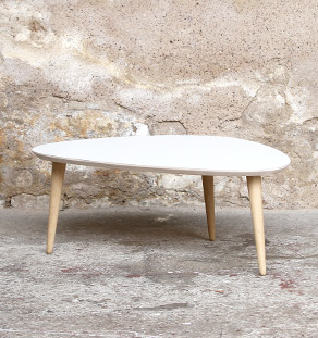 Table basse tripode blanche avec des pieds en chêne massif local