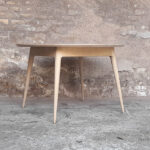 Table_manger_ronde_stratifié_gris_fenix_mobilier_vintage_sur_mesure_creation_design_annee_50_60_fabriquer_france_made_in_gentlemen_designers_strasbourg_alsace_francais_01-(1)