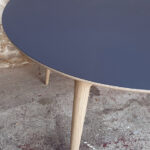 Table_manger_ronde_stratifié_gris_fenix_mobilier_vintage_sur_mesure_creation_design_annee_50_60_fabriquer_france_made_in_gentlemen_designers_strasbourg_alsace_francais_01-(4)